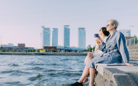 Mujeres disfrutando de las vistas en Kalasatama, barrio de Helsinki construido junto al mar.