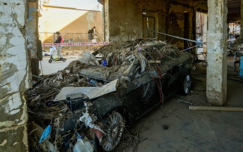 Se ve un coche destruido en un edificio en peligro de derrumbarse tras una inundación mortal en Paiporta, cerca de Valencia, este de España, el 27 de noviembre de 2024.