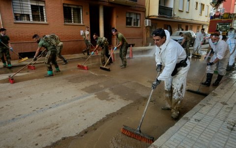 Personal militar limpia una calle en Paiporta, tras las mortales inundaciones que asolaron el este de España el mes pasado, el 27 de noviembre de 2024.