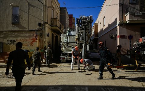 Militares, bomberos y técnicos limpian las calles tras las mortales inundaciones en Paiporta, cerca de Valencia, este de España, el 27 de noviembre de 2024.