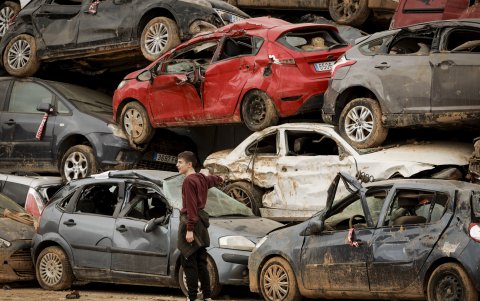 Los vecinos de municipios afectados por la dana en Valencia, como Benetússer, todavía recorren los 'cementerios' de coches donde se amontonan por decenas en busca de su vehículo.