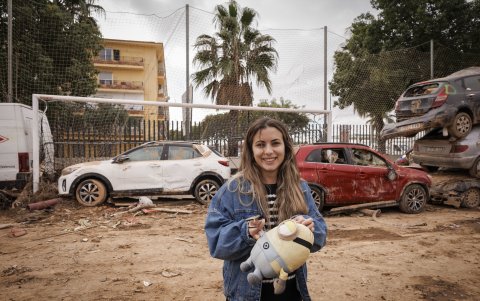 Alba Tatay, de 33 años, natural de Benetússer, se ha acercado a ver su coche apilado junto a otros en la localidad valenciana de Benetússer.