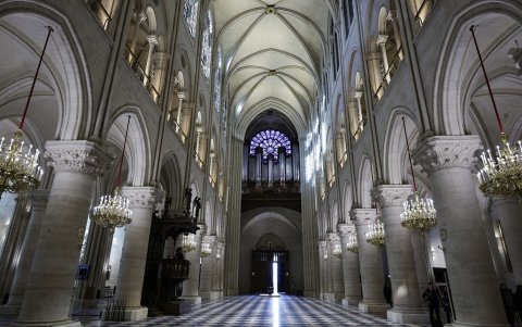 Esta fotografía muestra la nave, el rosetón occidental y el órgano de la catedral de Notre-Dame de París en París, el 29 de noviembre de 2024.