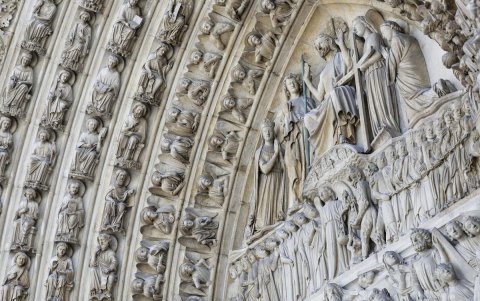 La imagen muestra parte del bajorrelieve fuera de la catedral de Notre-Dame de París en París, el 29 de noviembre de 2024.