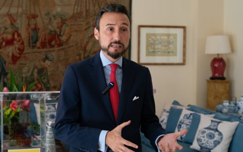 El Embajador de España en Panamá, Guzmán Palacios, habla durante la presentación de las audioguías sobre Panamá Viejo.