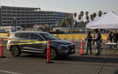 Uno de los retenes de la Guardia Nacional ocupado en la revisión vehicular en el puerto internacional de San Ysidro de la ciudad de Tijuana en el estado de Baja California (México)
