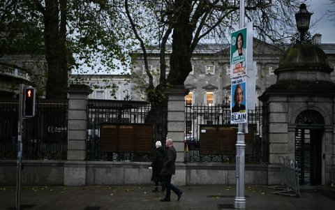 Carteles de campaña de Mary Lou McDonald, del partido de unidad proirlandés Sinn Fein (arriba) y Emma Blain, del partido liberal-conservador Fine Gael (abajo), en las calles del centro de Dublín.