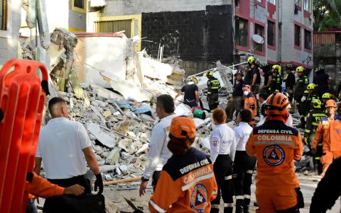 Varios rescatistas ejecutan labores de búsqueda este jueves entre las ruinas del edificio colapsado, en Barranquilla (Colombia).