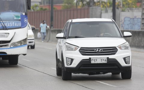Camuflaje. Algunos vehículos tienen las letras y números de sus placas pintados. Eso evita reconocerlas.