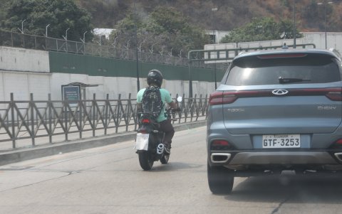 Motos. También suelen colocar fundas o telas para cubrir los rótulos. Hay quienes además los destornillan.