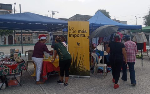 En varios estands, las emprendedoras de la ciudadela Guangala muestran sus productos.
