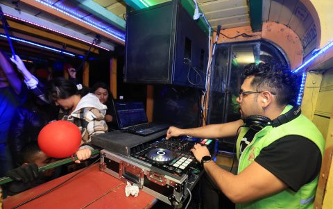 Con DJ en vivo, los asistentes disfrutan de la música.