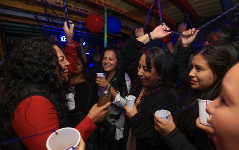 El tradicional canelazo no puede faltar en el recorrido fiestero.