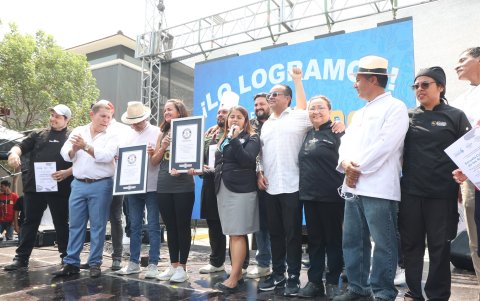 La placa por obtener el récord Guinness fue entregada a autoridades, representantes de academias y de gremios de turismo.