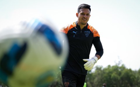 Gonzalo Valle el encargado de resguardar el arco de los albos.