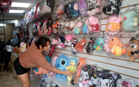 En las últimas semanas se ha incrementado la visita de compradores a tiendas de juguetes.