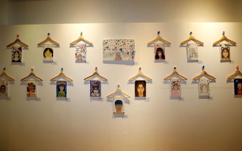 Entretejidos esta dividida por una serie de piezas y técnicas y elaboradas por pacientes de distintas edades y géneros.