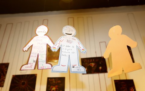 Textos escritos por los pacientes acompañan varias de las piezas expuestas.