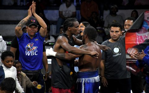 Al final de la intensa pelea, Mina y Quiñónez se dieron un abrazo y se felicitaron.