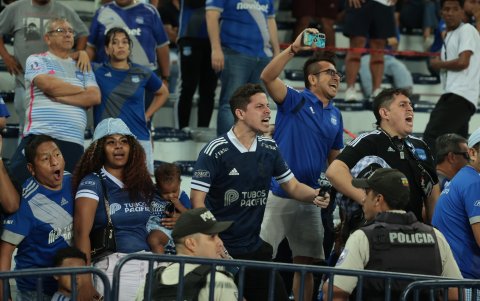 Hinchas de Emelec reprochan el rendimiento del equipo en la temporada 2024.