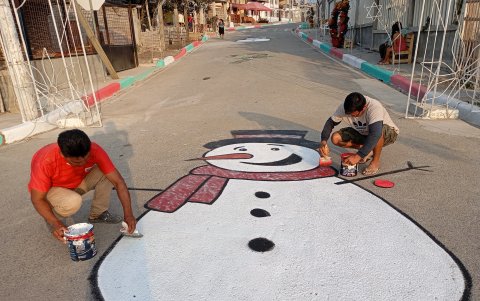 En las aceras y sobre el asfalto están pintados una serie de personajes alusivos de Navidad.