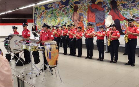La banda del Cuerpo de Bomberos participó en el evento por el primer año de operación del Metro.