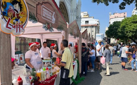 Varios puestos ofrecían comida y estaban decorados con temática navideña