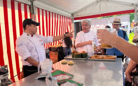 Los negocios tambiérn ofrecieron dulces típicos de este mes.