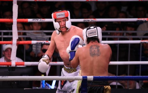 Luis ‘El Loco’ Baldeón (i) empató en su pelea contra el humorista Paolo Ladino.