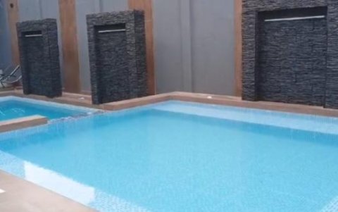 En una de las casas había una piscina pequeña. En otras eran más grandes y tenían áreas para hacer asados.