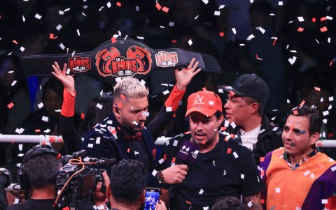 Kaviedes (d) luego de proclamarse campeón del desafío boxístico ante Armando Paredes la noche del sábado 30 de noviembre.