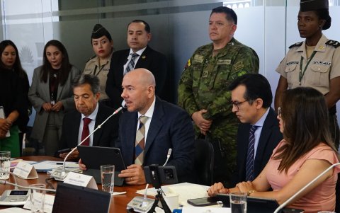 Giancarlo Loffredo, ministro de Defensa, acudió a la Asamblea Nacional para para defender la propuesta de eliminar la prohibición para establecer bases militares extranjeras en Ecuador