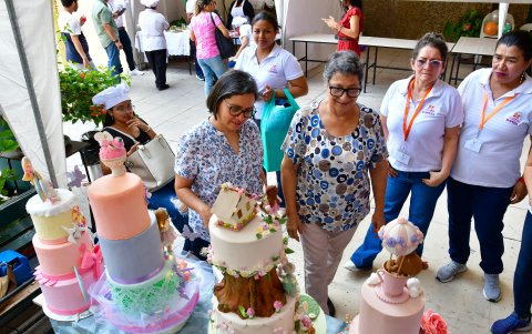 Autoridades aprecian el stand de repostería.