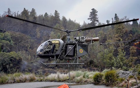 Un aeronave con el sistema Bambi Bucket ha sido desplegada para el incendio forestal en Cerro Azul, en Guayaquil.