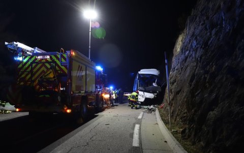 Los servicios de emergencia en el lugar donde tres personas murieron y varias más resultaron heridas después de que un autocar turístico español se estrellara contra un acantilado cerc.