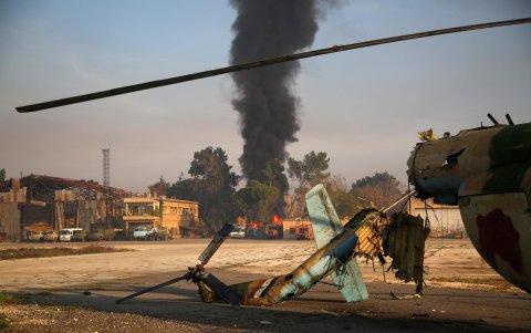 Un helicóptero dañado del ejército sirio en el aeropuerto militar de Nayrab, en Alepo, Siria, el 2 de diciembre de 2024.