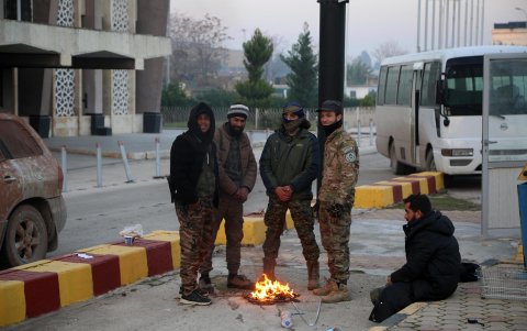 Hombres armados se encuentran frente al Aeropuerto Internacional de Alepo en Alepo, Siria, 02 de diciembre de 2024.