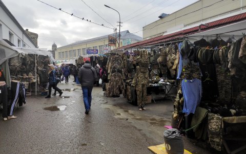 Los nuevos reclutas pueden comprar ropa militar y algunos equipos militares básicos en uno de los muchos puestos del mercado Krakivskyi en Leópolis.