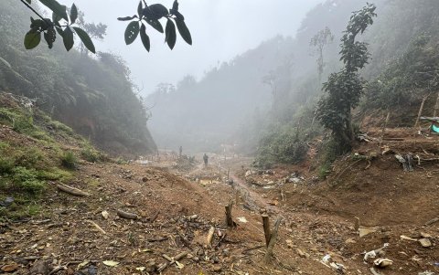 En la cordillera donde nacen las fuentes de agua que surten a Cali (suroeste), tercera ciudad de Colombia, la minería ilegal devastó hectáreas de selva.