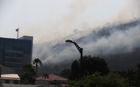 Largas columnas de humo fueron visible la tarde y noche del pasado 2 de diciembre en el norte de Guayaquil debido al incendio.