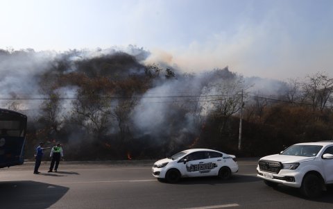 Las autoridades han intensificado esfuerzos para sofocar las llamas, pero hasta la noche de este lunes no han logrado contener el incendio por completo.