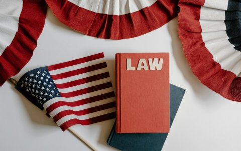 Los migrantes protegidos bajo la DED tienen la posibilidad de permanecer legalmente  durante el periodo estipulado por el programa.