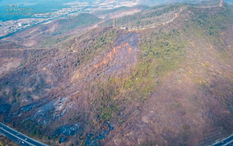 Imagen captada por Segura EP que evidencia la zona afectada en Cerro Azul y los focos aún activos.