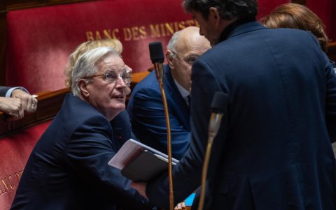 El primer ministro francés, Michel Barnier (i), asiste a la sesión semanal de preguntas al gobierno en la Asamblea Nacional en París, Francia, el 3 de diciembre de 2024.