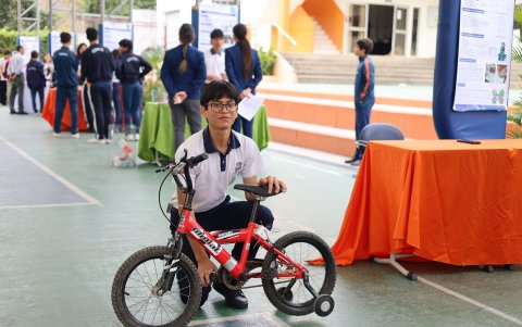 Keanu Alarcón adaptó a una bicicleta un sistema eléctrico que transforma cada pedaleo en energía eléctrica.