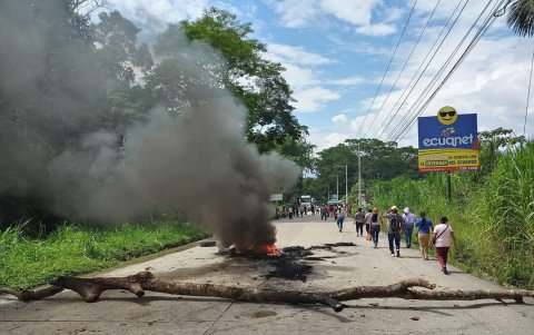 Actos. En Archidona se dieron cierres de calles por el rechazo de la construcción de cárceles en Ecuador.