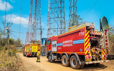 Al menos cien bomberos continúan en Cerro Azul intentado contener los focos aún activos o en riesgo de activarse.