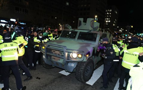 Soldados y vehículos militares llegan a las afueras de la Asamblea Nacional en Seúl después de que el presidente de Corea del Sur, Yoon Suk Yeol, declarara la ley marcial en Seúl, Corea del Sur.
