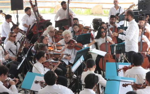 En el evento participaron la Orquesta Filarmónica Municipal, Christian Navarro y los alumnos de la Escuela del Pasillo.