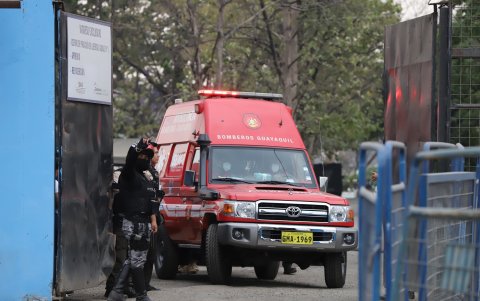 El tránsito ha sido suspendido en los alrededores del penal, y el ir y venir de las ambulancias es constante.